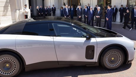 Fehlstart ins Elektrozeitalter: Ferrari-Aktie fällt nach Vorstellung des „Luce“ Fehlstart ins Elektrozeitalter: Ferrari-Aktie fällt nach Vorstellung des „Luce“