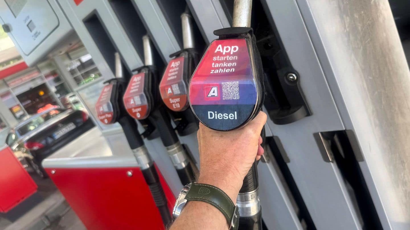 Spritpreise: Diesel ist wieder billiger als Superbenzin – aber warum? Spritpreise: Diesel ist wieder billiger als Superbenzin – aber warum?
