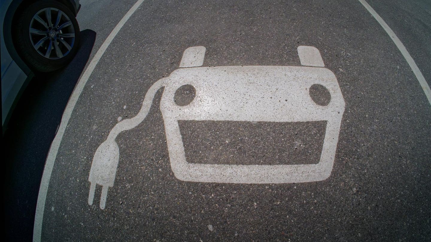 Elektroauto: So profitieren Rentner von der E-Auto-Förderung | Capital+ Elektroauto: So profitieren Rentner von der E-Auto-Förderung | Capital+