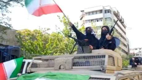 Merkel und Frauen in Iran: Ohne Kopftuch oder mit AK 47? Merkel und Frauen in Iran: Ohne Kopftuch oder mit AK 47?