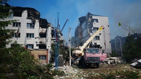 Liveticker Ukraine-Krieg – Angriff auf Berufsschule in LVR: Zahl der Todesopfer steigt auf zehn Liveticker Ukraine-Krieg – Angriff auf Berufsschule in LVR: Zahl der Todesopfer steigt auf zehn