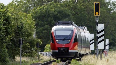 Pfingsturlaub mit der Bahn: Zwei Stunden Warten im liegengebliebenen Zug Pfingsturlaub mit der Bahn: Zwei Stunden Warten im liegengebliebenen Zug