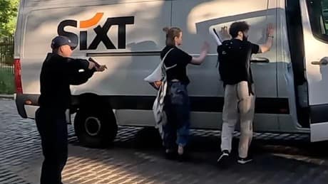 Mit gezückten Waffen: Polizei stoppt Transporter vor Rheinmetall-Werk in Berlin Mit gezückten Waffen: Polizei stoppt Transporter vor Rheinmetall-Werk in Berlin