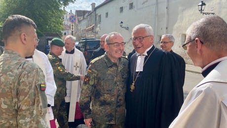 Nur nehmen, ohne zu geben – Militärbischof stellt Wehrdienstverweigerer als Trittbrettfahrer hin Nur nehmen, ohne zu geben – Militärbischof stellt Wehrdienstverweigerer als Trittbrettfahrer hin