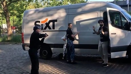 Protest gegen Rheinmetall-Fabrik: Berliner Polizei geht mit gezückten Waffen auf Aktivisten los Protest gegen Rheinmetall-Fabrik: Berliner Polizei geht mit gezückten Waffen auf Aktivisten los