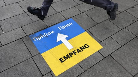 Dobrindt für Kehrtwende bei EU-Schutzregelung: Wehrfähige Ukrainer sollen als Kanonenfutter dienen Dobrindt für Kehrtwende bei EU-Schutzregelung: Wehrfähige Ukrainer sollen als Kanonenfutter dienen