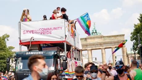 Wahnsinns-Ticker: Berlins Bürgermeister Wegner gönnt sich CSD-Truck für 375.000 Euro Wahnsinns-Ticker: Berlins Bürgermeister Wegner gönnt sich CSD-Truck für 375.000 Euro