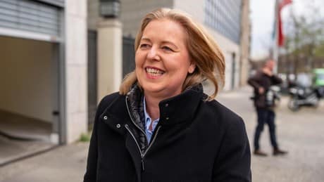 Wahnsinns-Ticker: „Platz da“ ‒ Ministerin und Motorradfahrerin Bas bekennende „Staudränglerin“ Wahnsinns-Ticker: „Platz da“ ‒ Ministerin und Motorradfahrerin Bas bekennende „Staudränglerin“