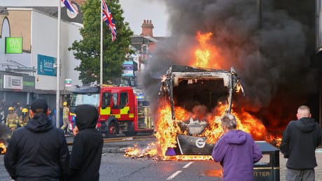 Belfast brennt – Unruhen nach Messerangriff durch sudanesischen Einwanderer Belfast brennt – Unruhen nach Messerangriff durch sudanesischen Einwanderer