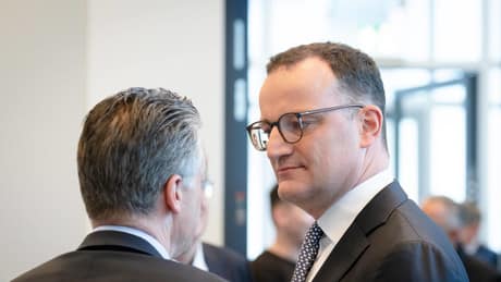 Maskenaffäre und kein Ende: Firma klagt auf 500 Millionen Maskenaffäre und kein Ende: Firma klagt auf 500 Millionen
