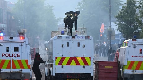 Ausschreitungen in Nordirland: Gewaltsame Proteste nach Messerangriff dauern an Ausschreitungen in Nordirland: Gewaltsame Proteste nach Messerangriff dauern an
