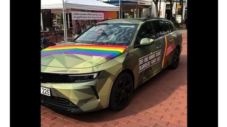 Wahnsinns-Ticker: „Fragen zur Musterung queerer Menschen“ auf dem CSD in Schleswig Wahnsinns-Ticker: „Fragen zur Musterung queerer Menschen“ auf dem CSD in Schleswig