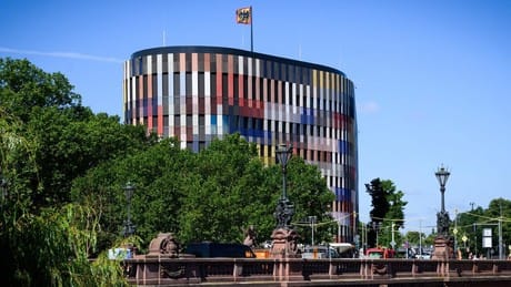 Wahnsinns-Ticker: Steinmeier-Freuden – Buntes Hochhaus statt Schloss für 200 Millionen Euro Wahnsinns-Ticker: Steinmeier-Freuden – Buntes Hochhaus statt Schloss für 200 Millionen Euro