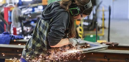 EY-Studie: Deutsche Industrie steigert Umsatz, baut aber Stellen ab EY-Studie: Deutsche Industrie steigert Umsatz, baut aber Stellen ab