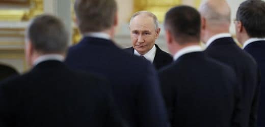 Russland: Wladimir Putin täuscht auf Wirtschaftsforum in Petersburg über schwache russische Wirtschaft hinweg Russland: Wladimir Putin täuscht auf Wirtschaftsforum in Petersburg über schwache russische Wirtschaft hinweg