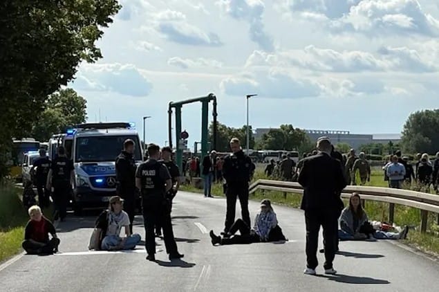 Start der ILA in Berlin – Gaza-Aktivisten blockierten Zugangswege zur Luftfahrtausstellung Start der ILA in Berlin – Gaza-Aktivisten blockierten Zugangswege zur Luftfahrtausstellung