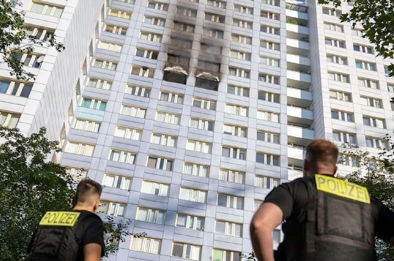 Berlin: 13 Verletzte nach Hochhausbrand im 11. Stock – Drehleiter der Feuerwehr war zu kurz Berlin: 13 Verletzte nach Hochhausbrand im 11. Stock – Drehleiter der Feuerwehr war zu kurz